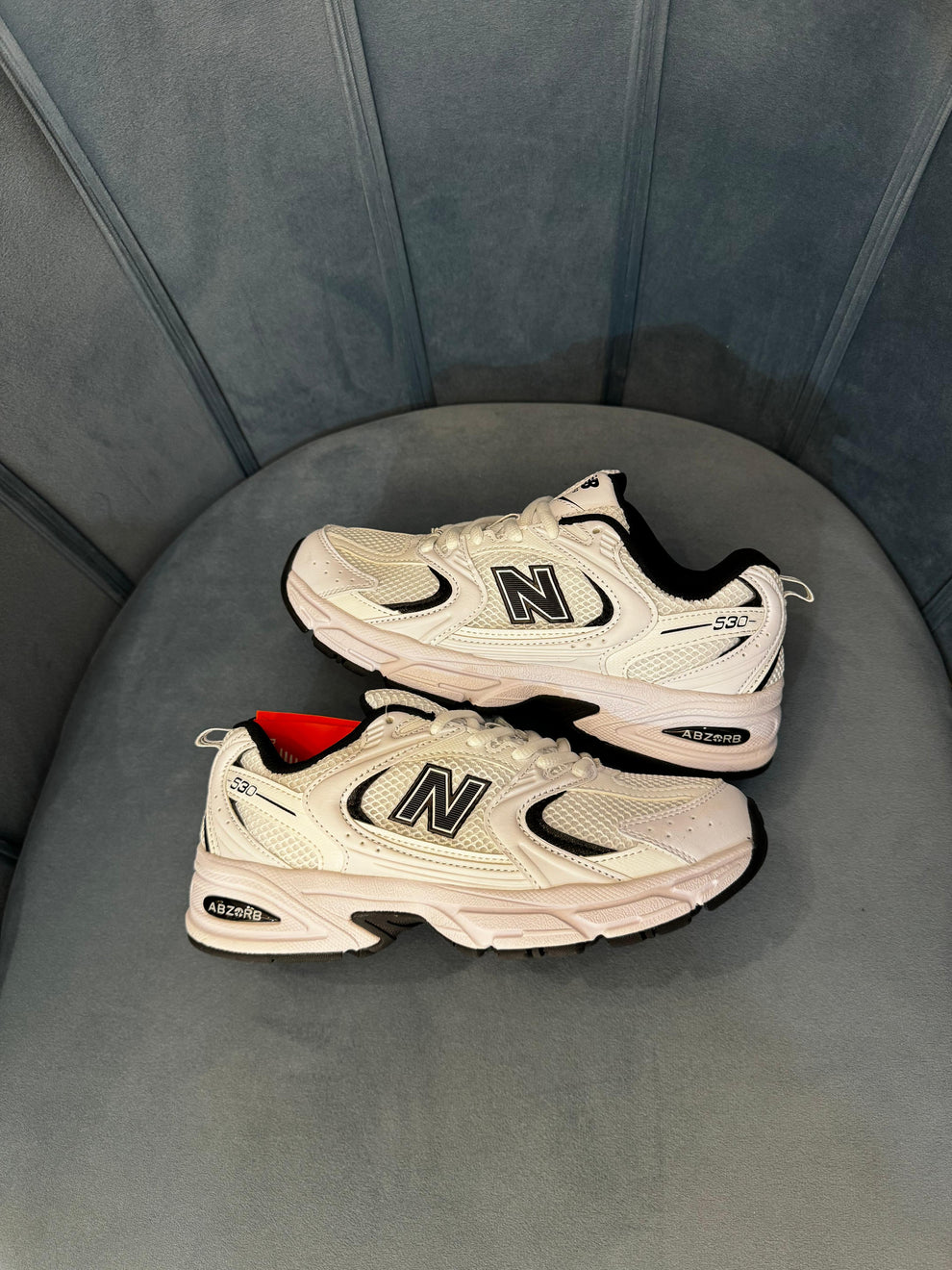 NEW BALANCE 530 BLACK AND WHITE