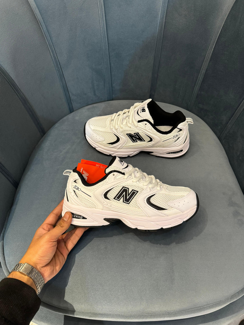 NEW BALANCE 530 BLACK AND WHITE